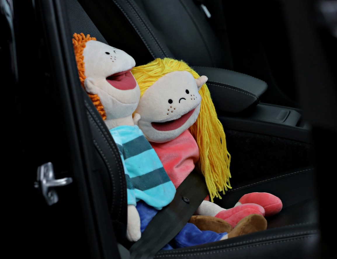 Suus en Luuk wijzen De Fietsende Vrienden de&nbsp;weg