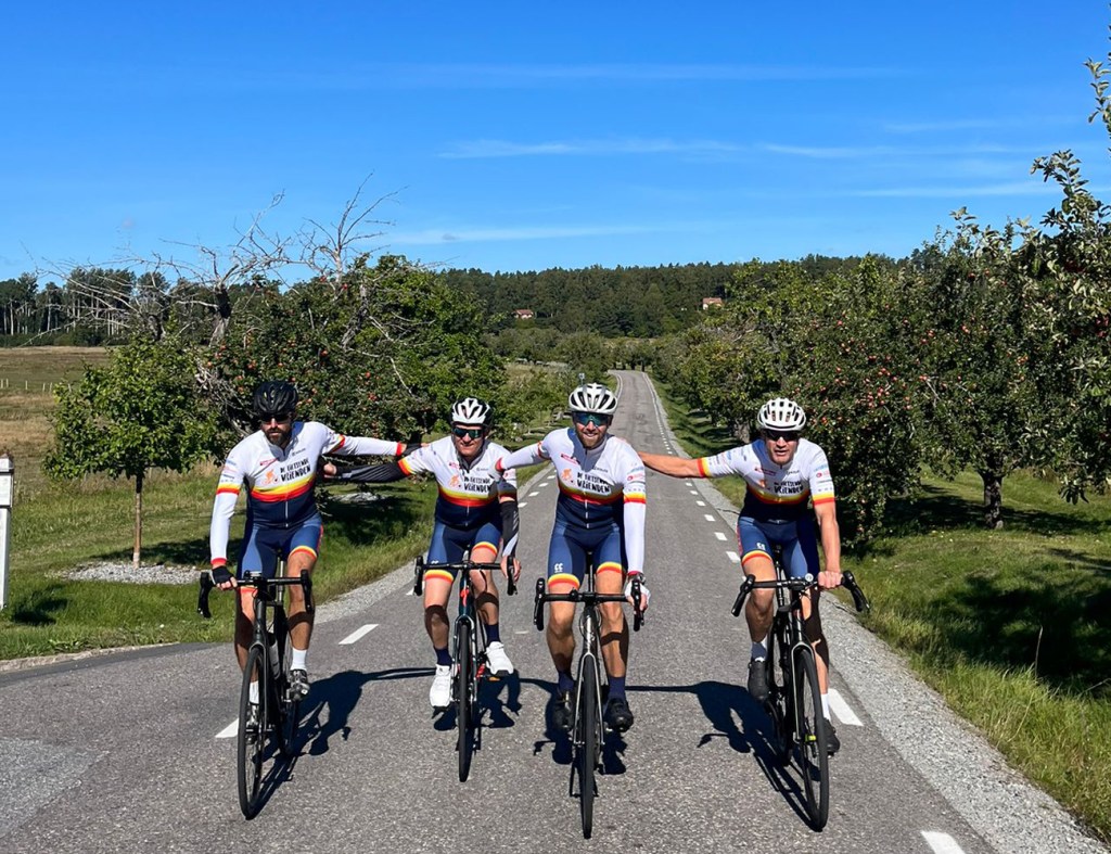 De 4 fietsende vrienden komen hand in hand in het Zweedse Ekerö aan op de fiets
